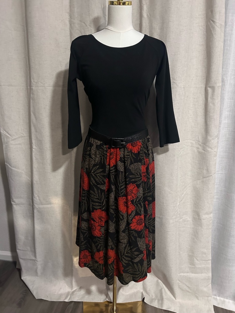 Coldwater Creek Black Midi Skirt with Red Floral Pattern w belt